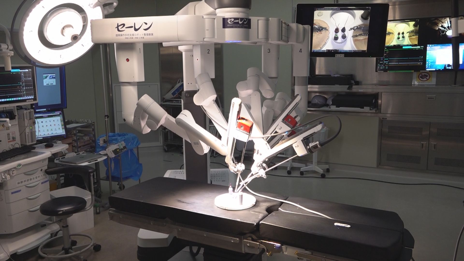 4本のアームで精密な手術が可能
