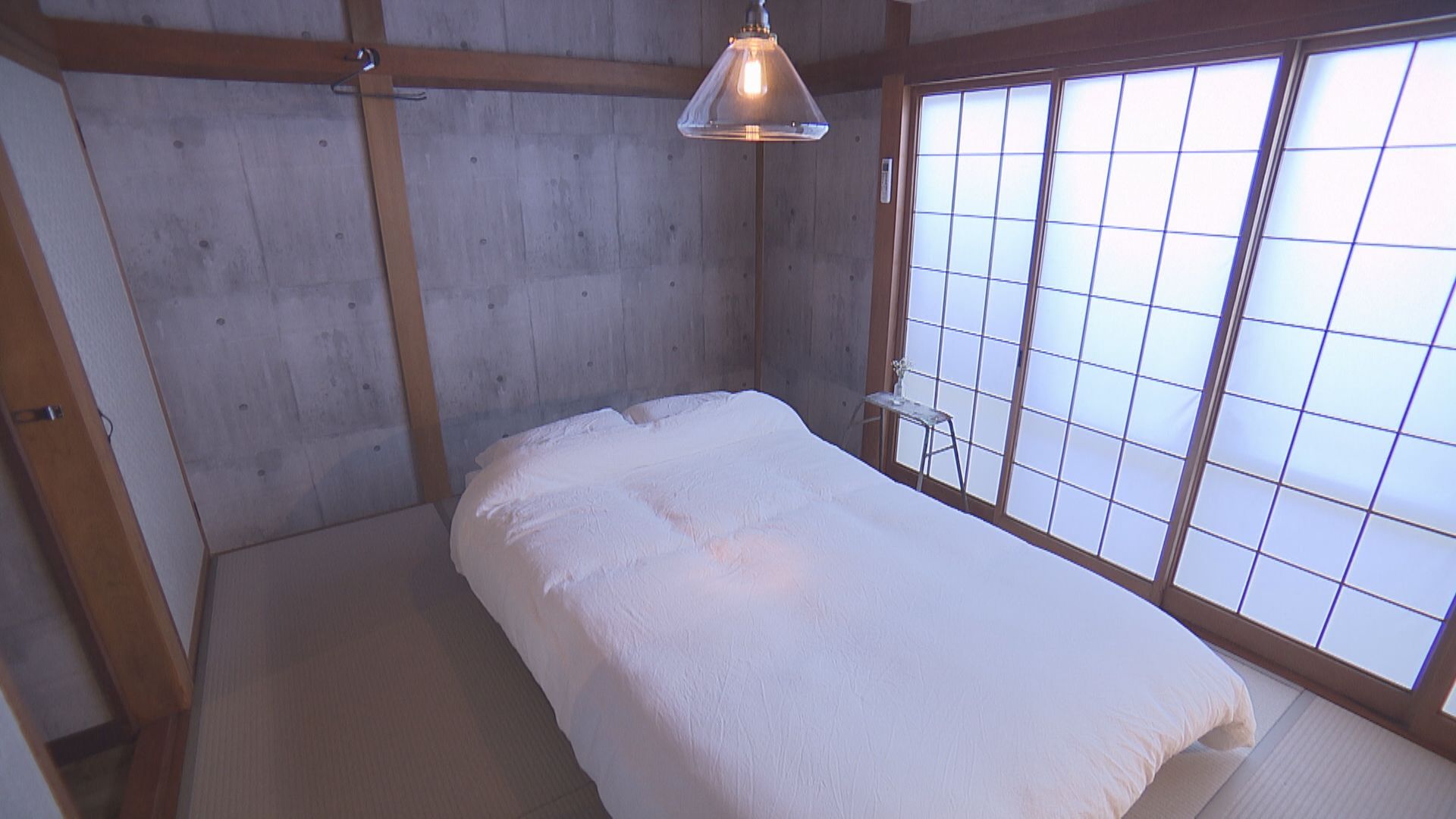 シンプルで落ち着いた雰囲気の寝室