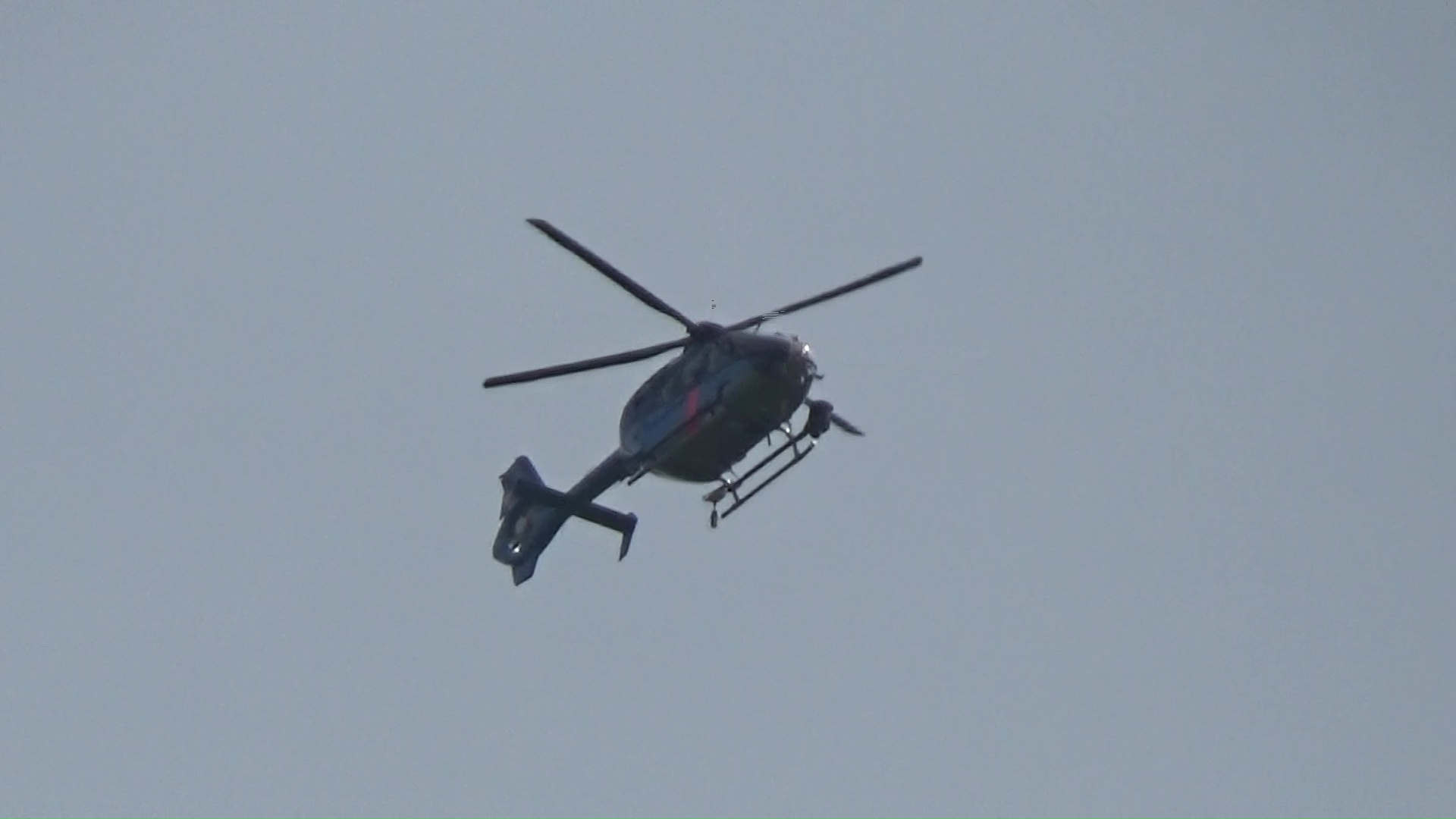 ヘリコプターで上空からも捜索