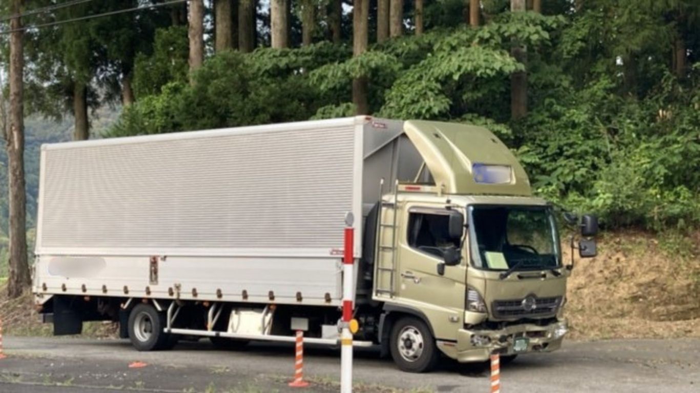 乗用車と衝突したトラック(20日午後6時半頃))