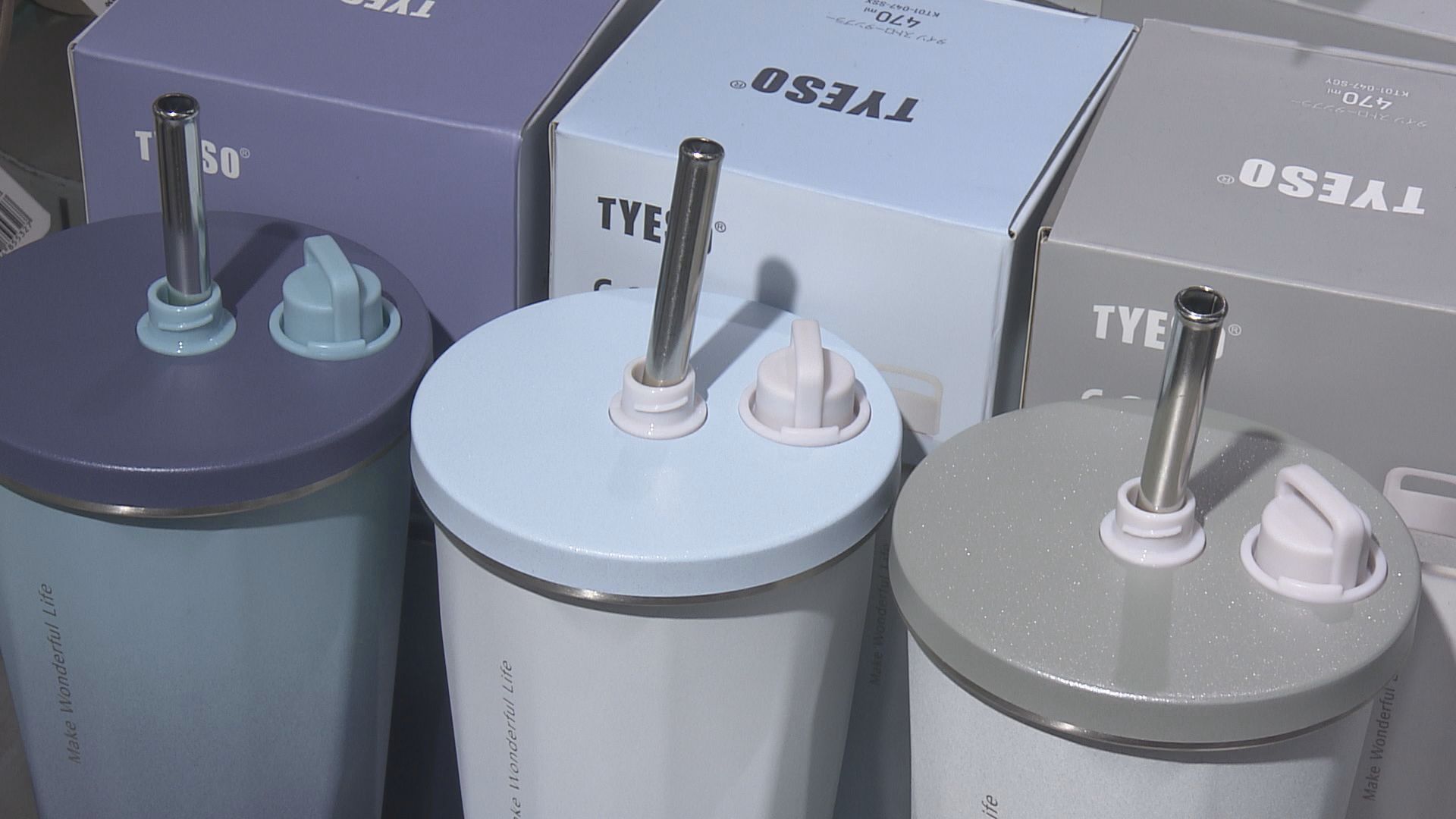 ステンレス製のストローがついた水筒