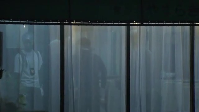 強盗未遂事件があった理容店を捜査する警察関係者ら