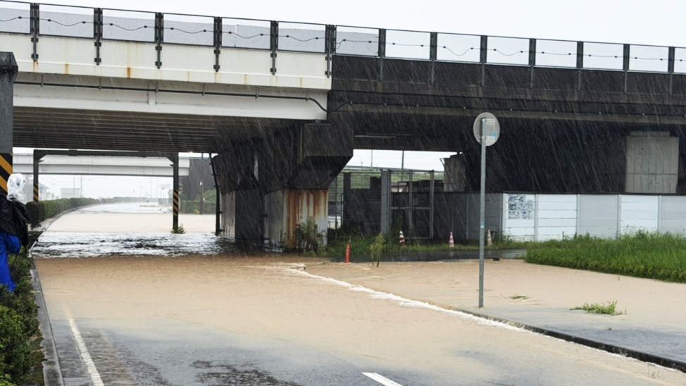 冠水した福井北インター付近の道路（30日午前5時45分頃）