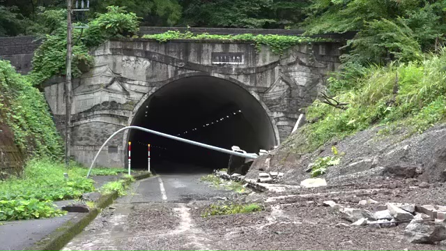 土砂崩れがあった大野市の国道158号の新丁トンネル付近