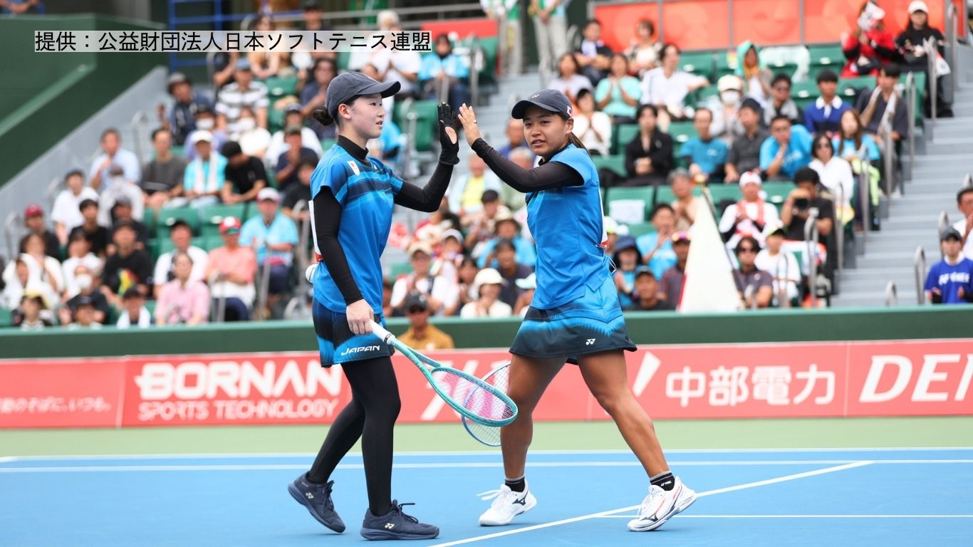 ダブルスでストレート勝ち(画像提供:公益財団法人日本ソフトテニス連盟)
