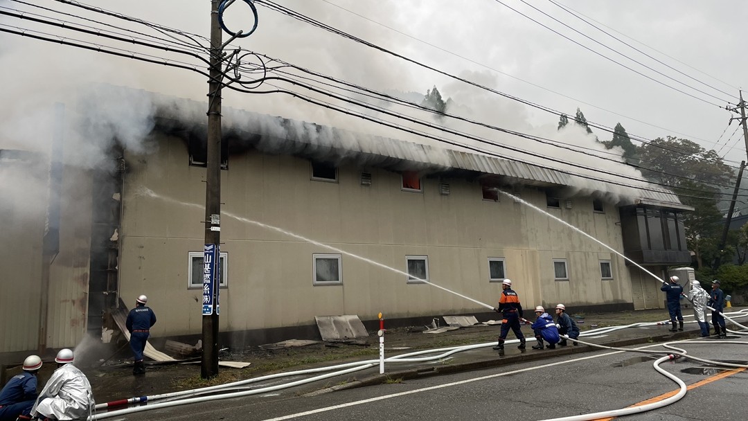 白煙を上げる撚糸工場(6日午前8時頃撮影)