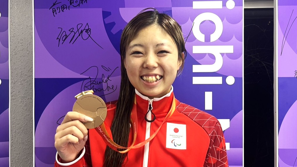 銅メダルを手にする前田恵麻選手