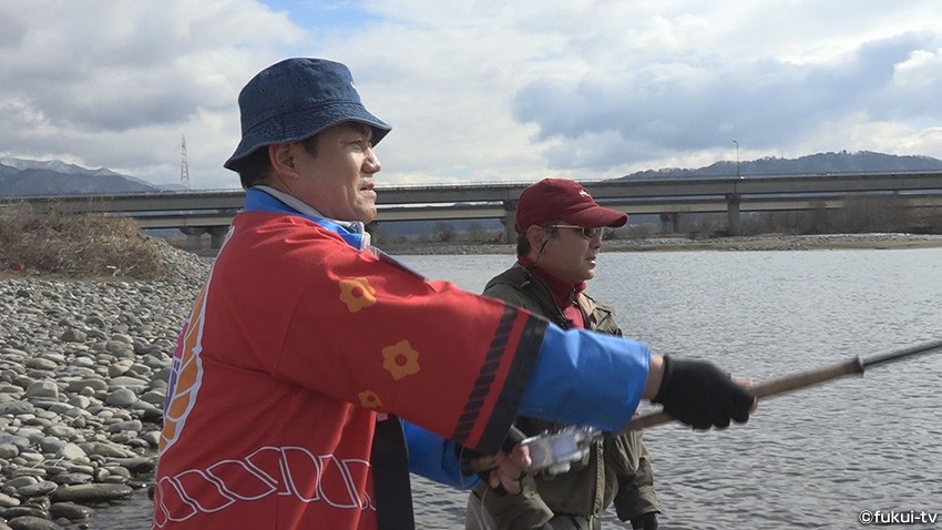 「幻の魚」サクラマスの聖地・九頭竜川にて釣りに挑戦！釣り人にアラレガコを広めちゃう！