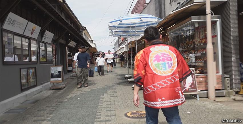 むすび散歩 崖っぷちで発見！赤いクリームソーダ？